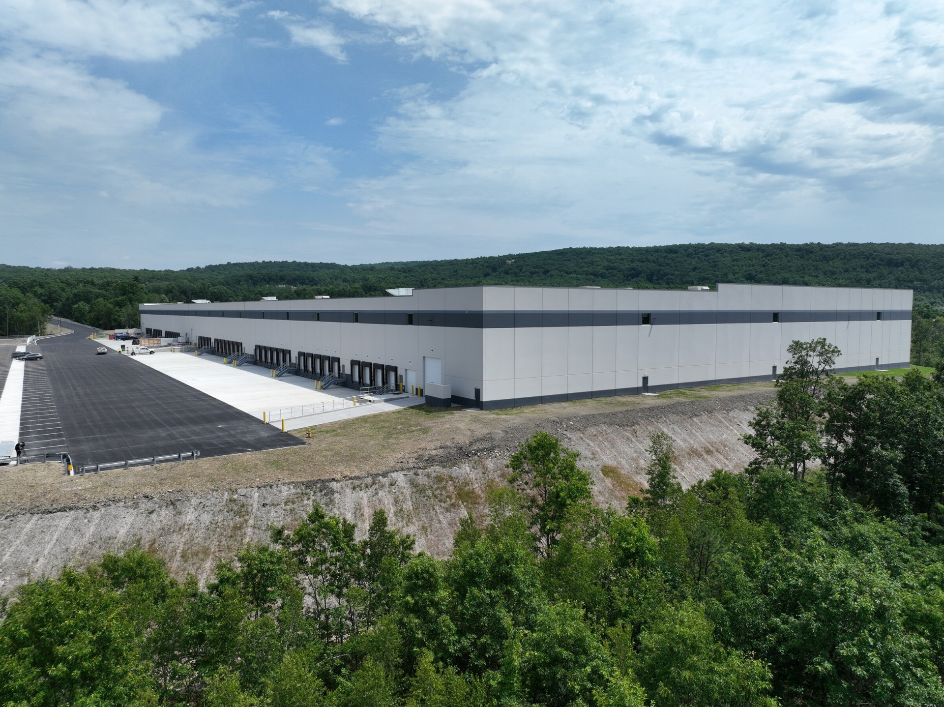 Loading docks and trailer parking at 4555 Oldfield Boulevard