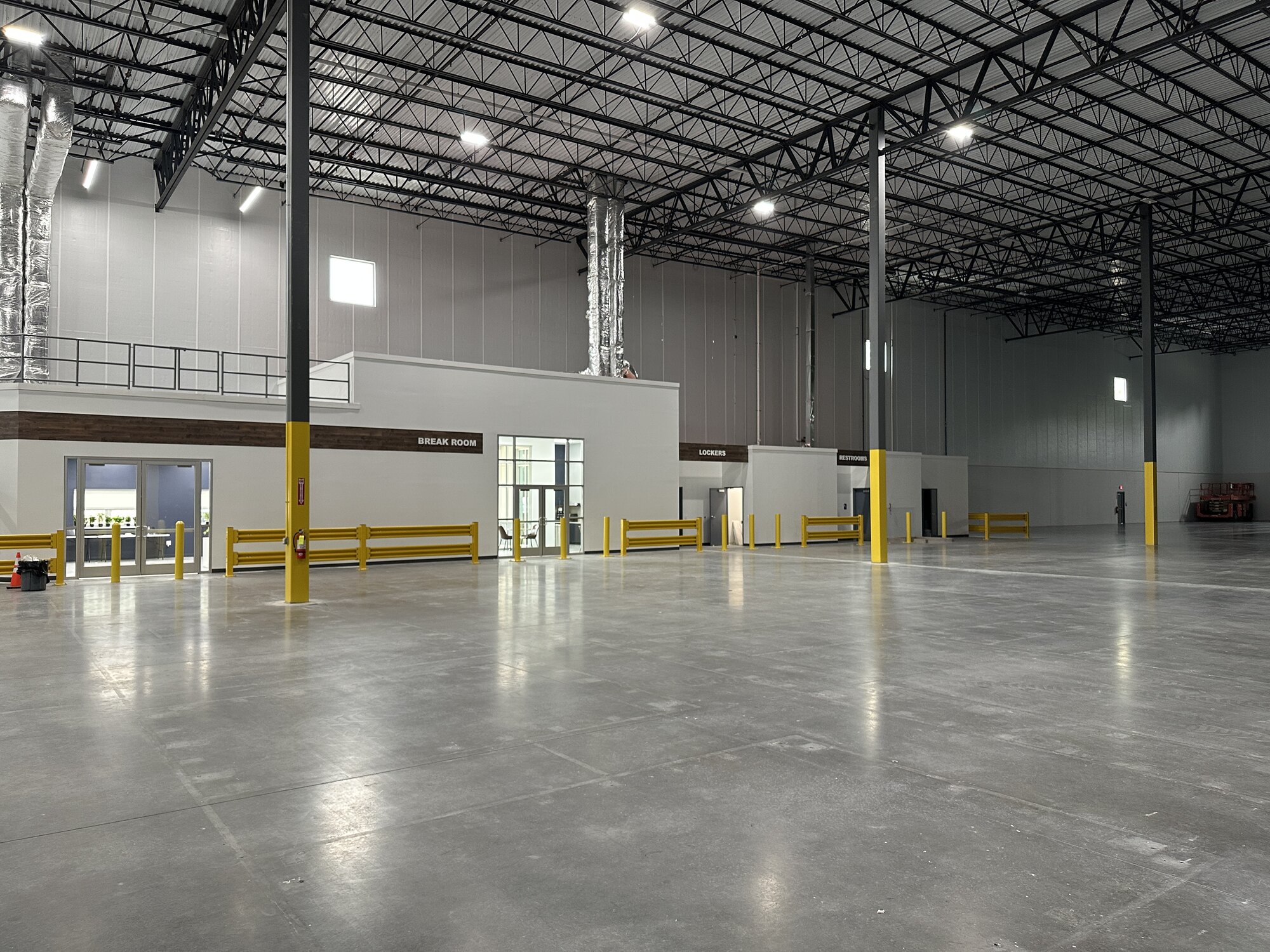 Finished warehouse with break room, lockers, and restrooms, 36' clear height